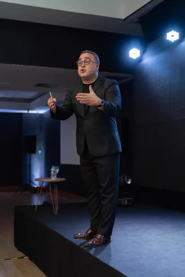 Marcos Dantas conduzindo uma palestra da Lidere University